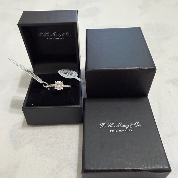 MACY’S 14 KARATS RHODIUM PLATED ROUND CUT RING - Picture 3 of 13